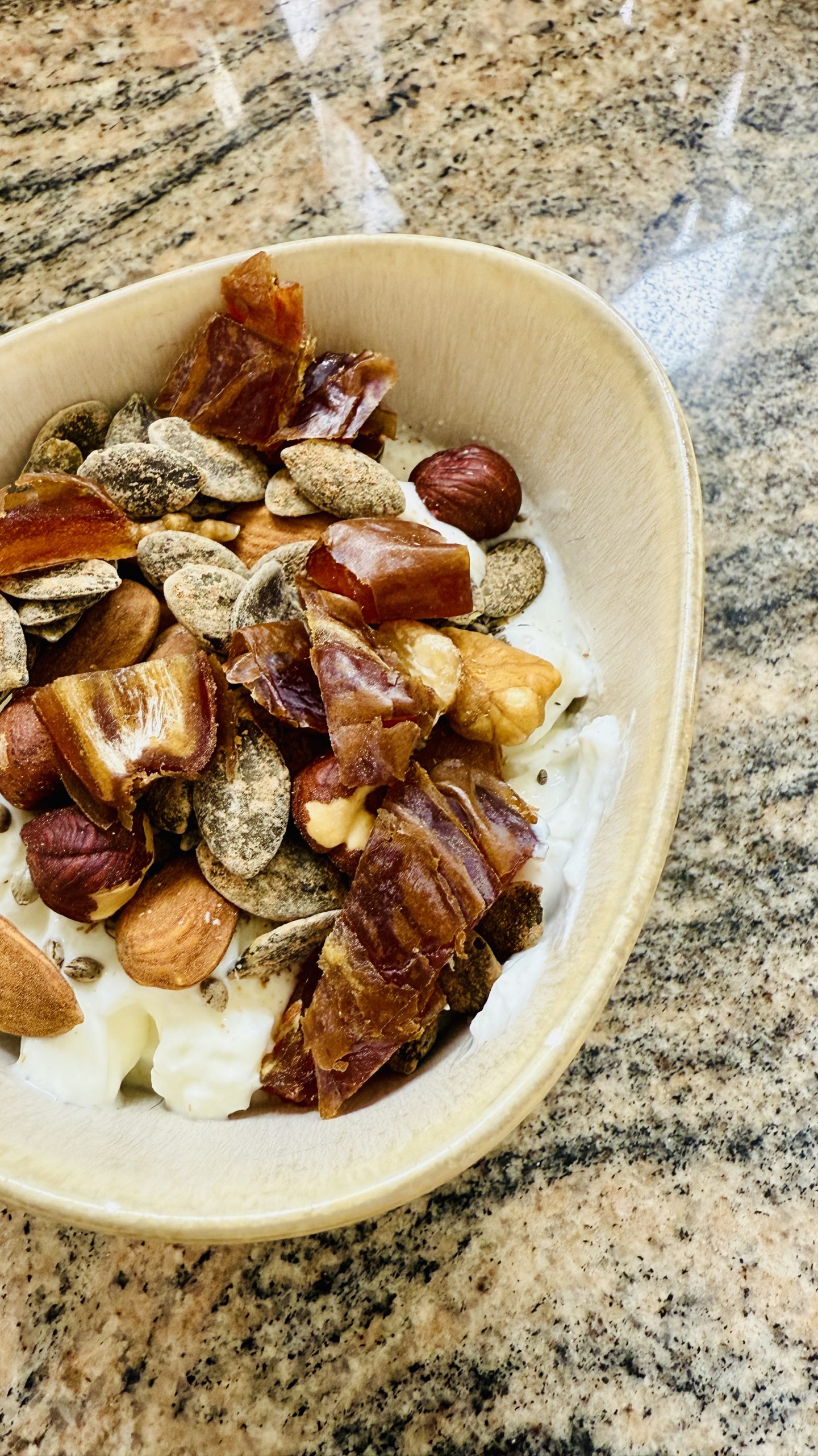 Dein perfekter Snack – Magerquark mit Nüssen, Kernen und Datteln