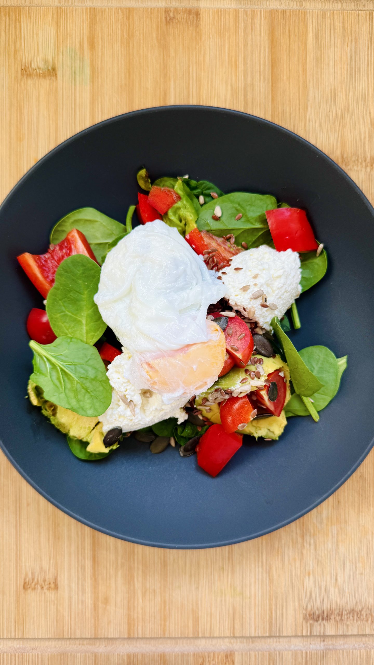 Dein gesunder Power-Salat mit pochiertem Ei, Avocado und knackigem Gemüse 🥗🍳