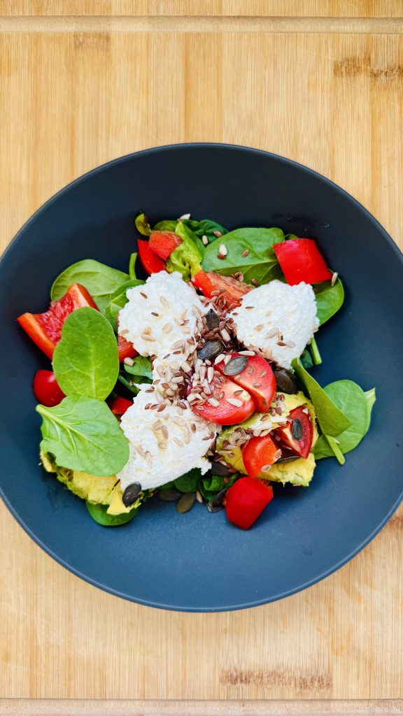 Dein gesunder Power-Salat mit pochiertem Ei, Avocado und knackigem Gemüse