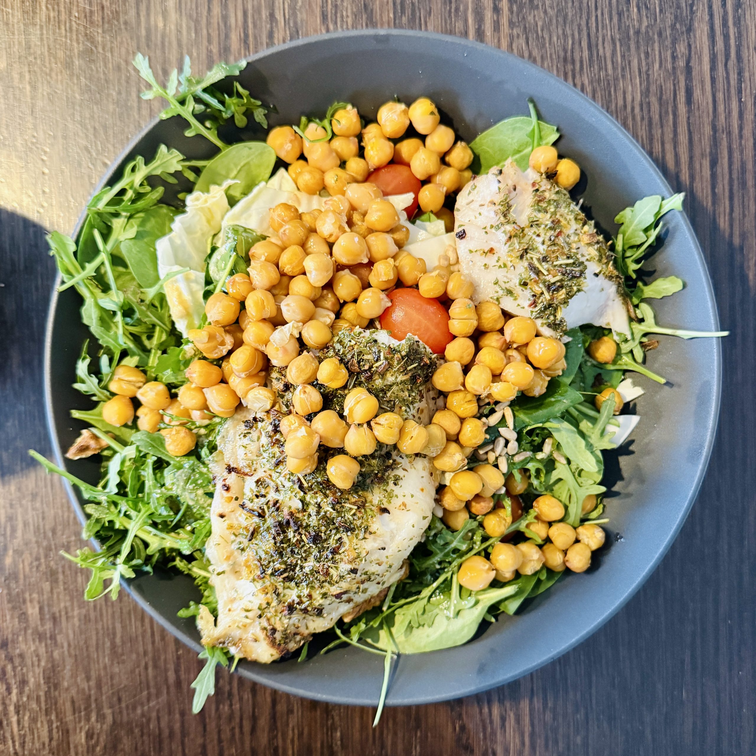 Kichererbsen-HĂ€hnchen-Bowl mit knackigem Salat