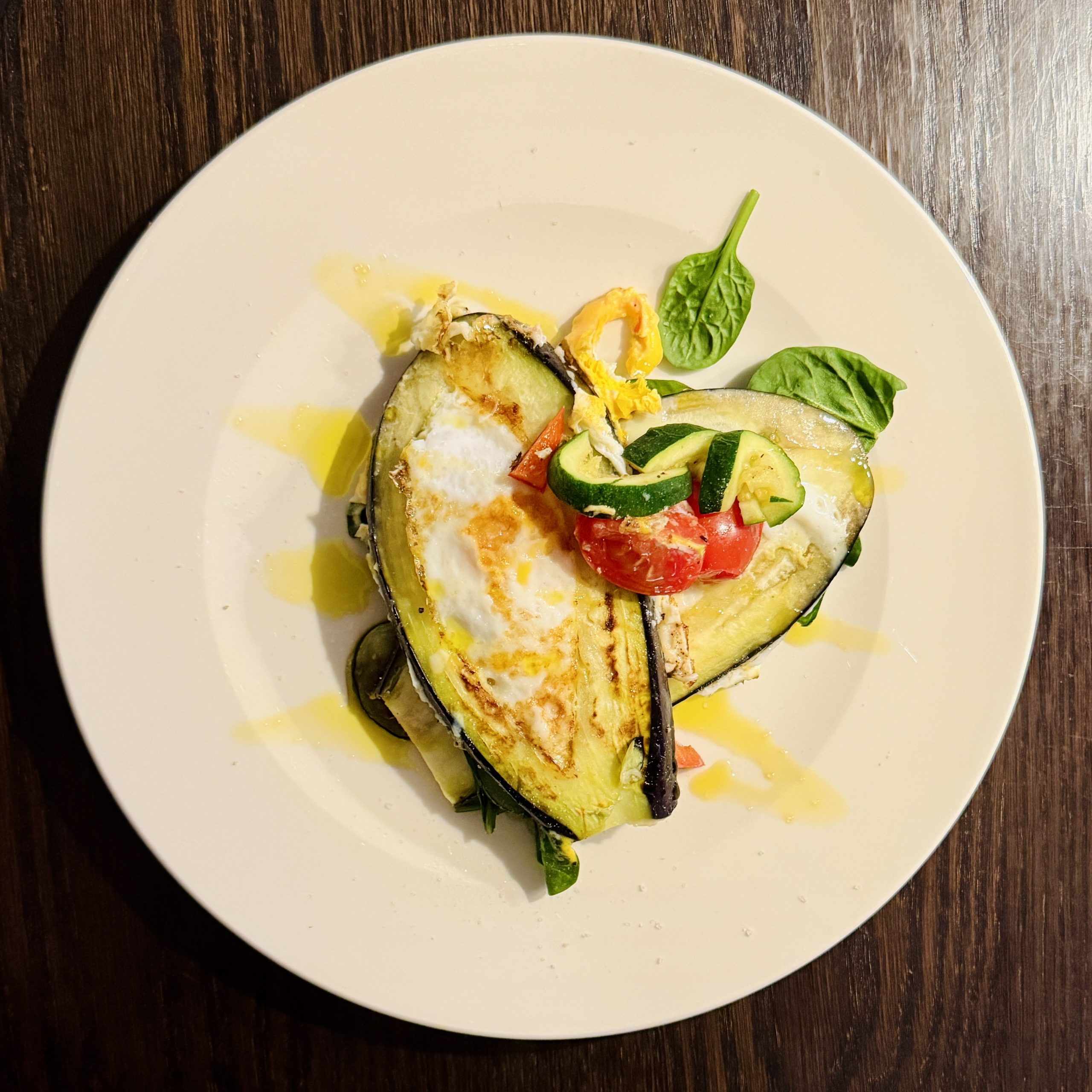 Breakfast: Perfekter Start in den Tag – Aubergine mit Spiegelei und Gemüse 🌱🍳