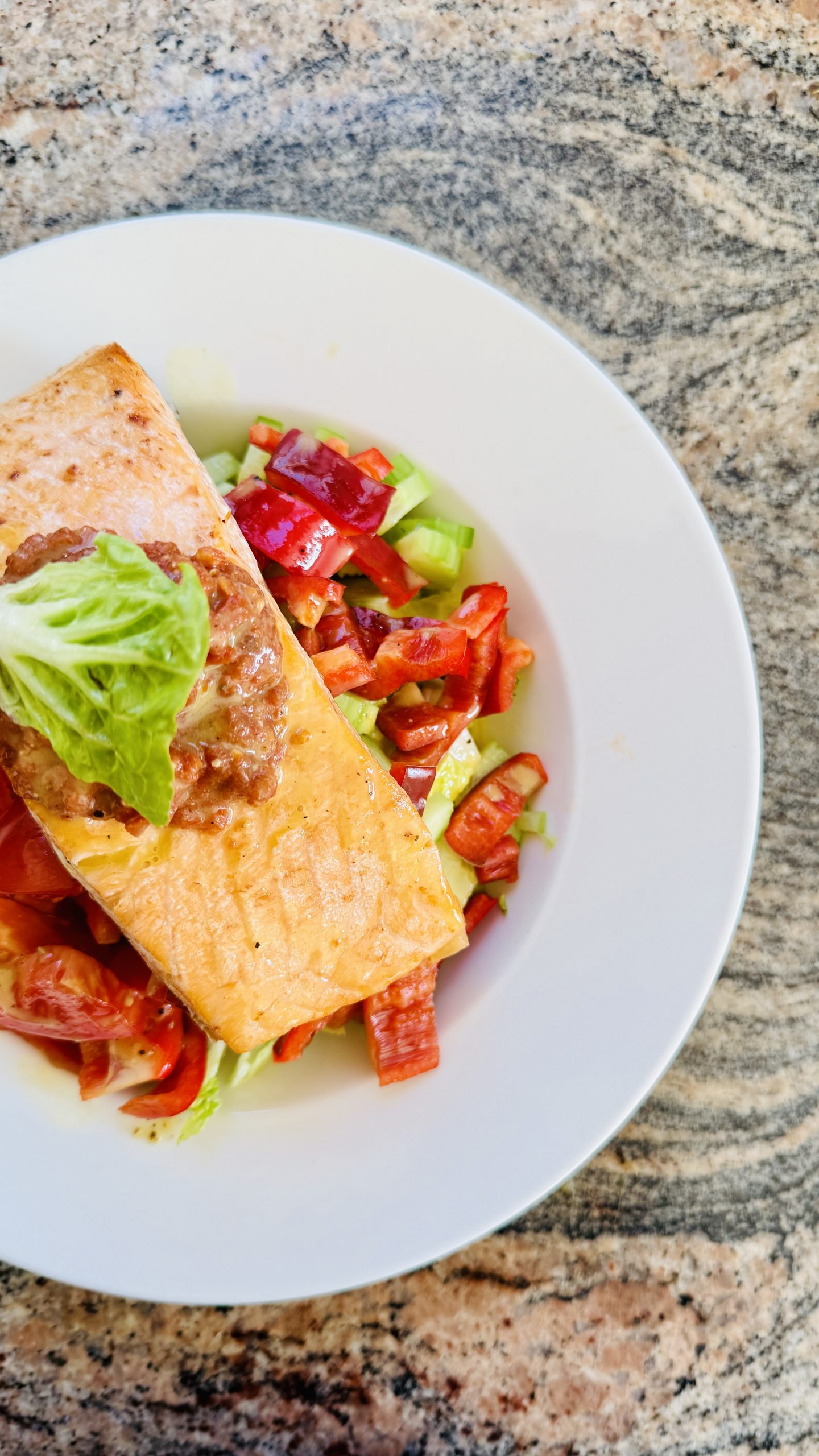 Lachs auf knackigem GemĂŒse-Salat