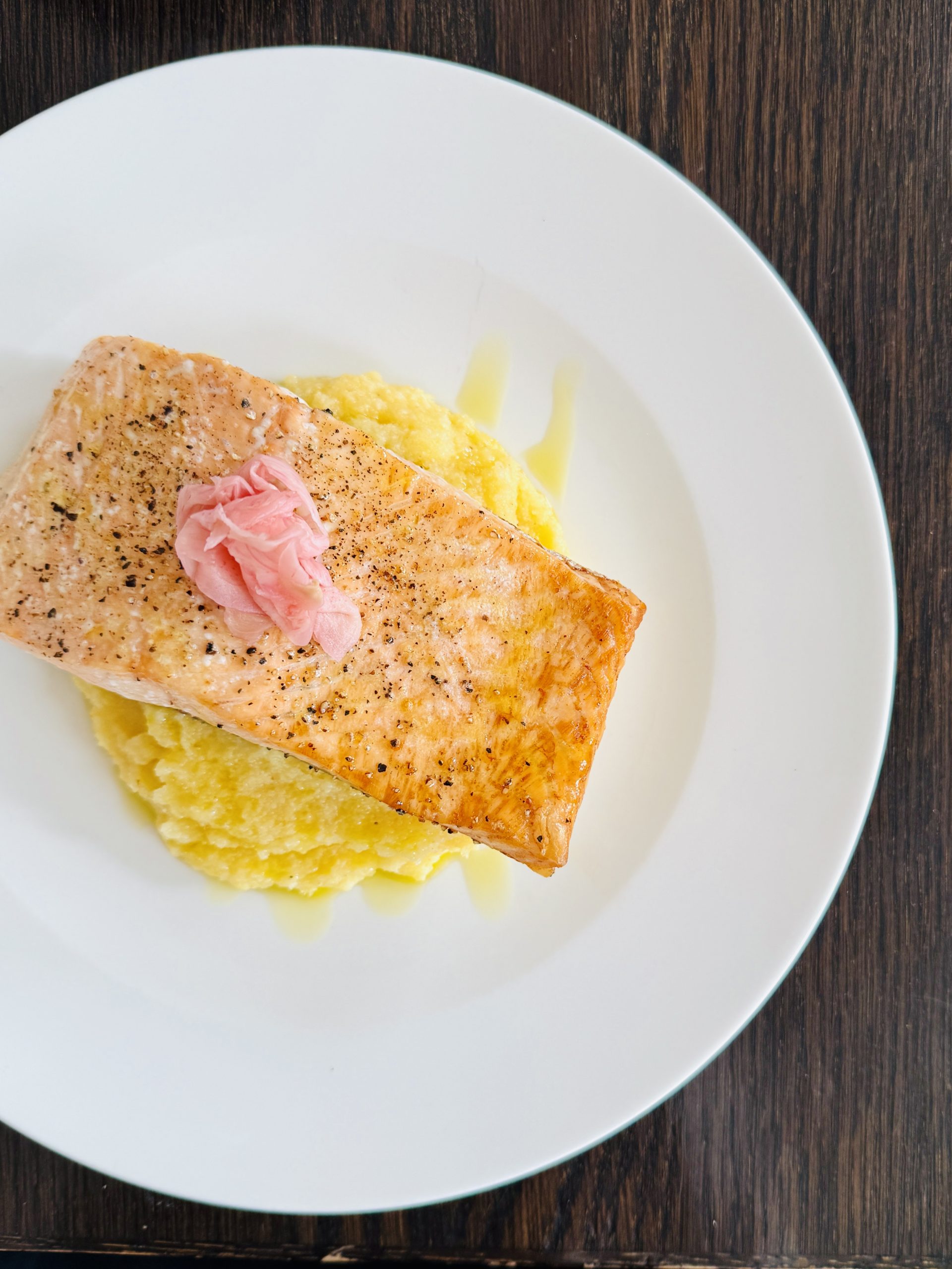 Lachs auf Polenta mit Salat