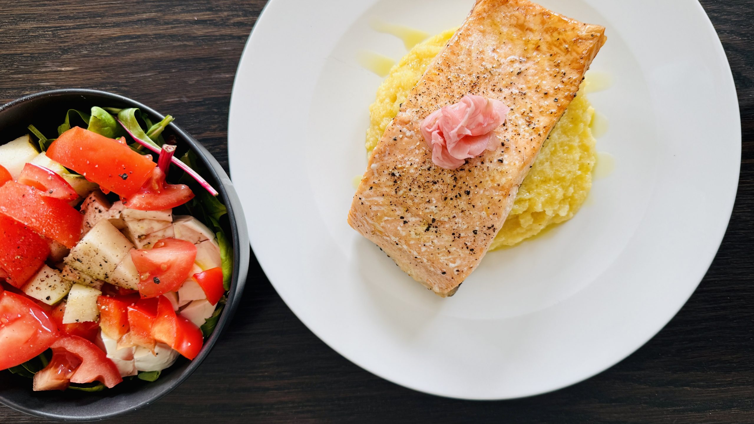 Lachs auf cremiger Polenta mit frischem Salat đđ„