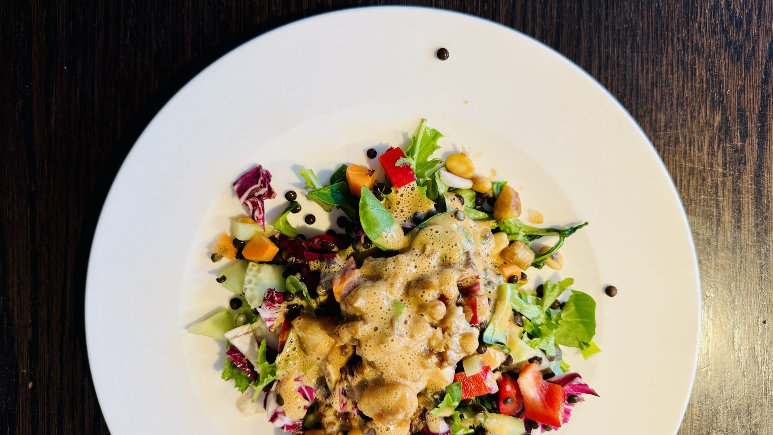 Belugalinsen-Salat mit Mandel-Miso-Dressing & Fisch🐟