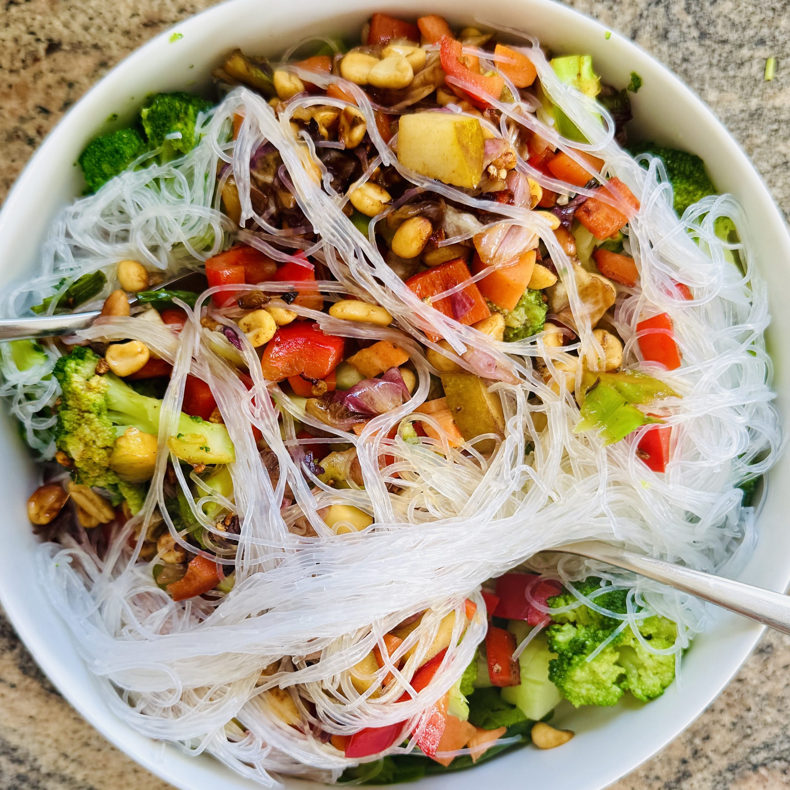 🔥 Glasnudelsalat mit gebratenem Lachs & Erdnuss-Dressing