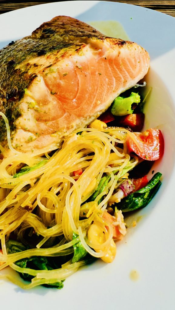 Glasnudelsalat mit Lachs