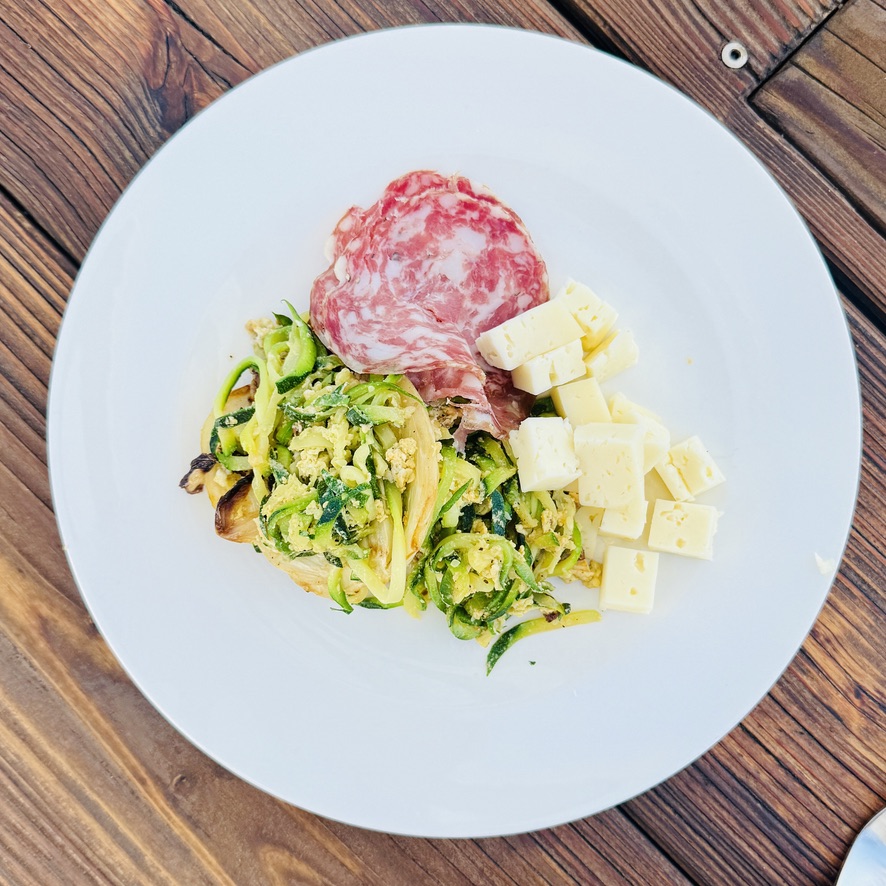 Zucchini – Fenchelgemüse mit Pancetta, Salami und Käse