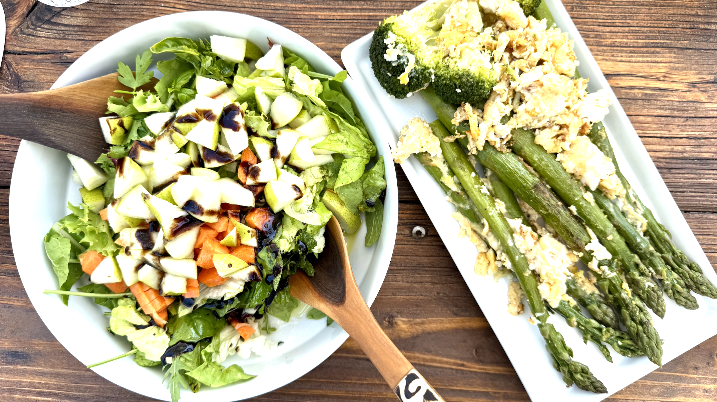 Grünes Glück: Spargel-Brokkoli-Wok mit knackigem Birnensalat 🥦🥗
