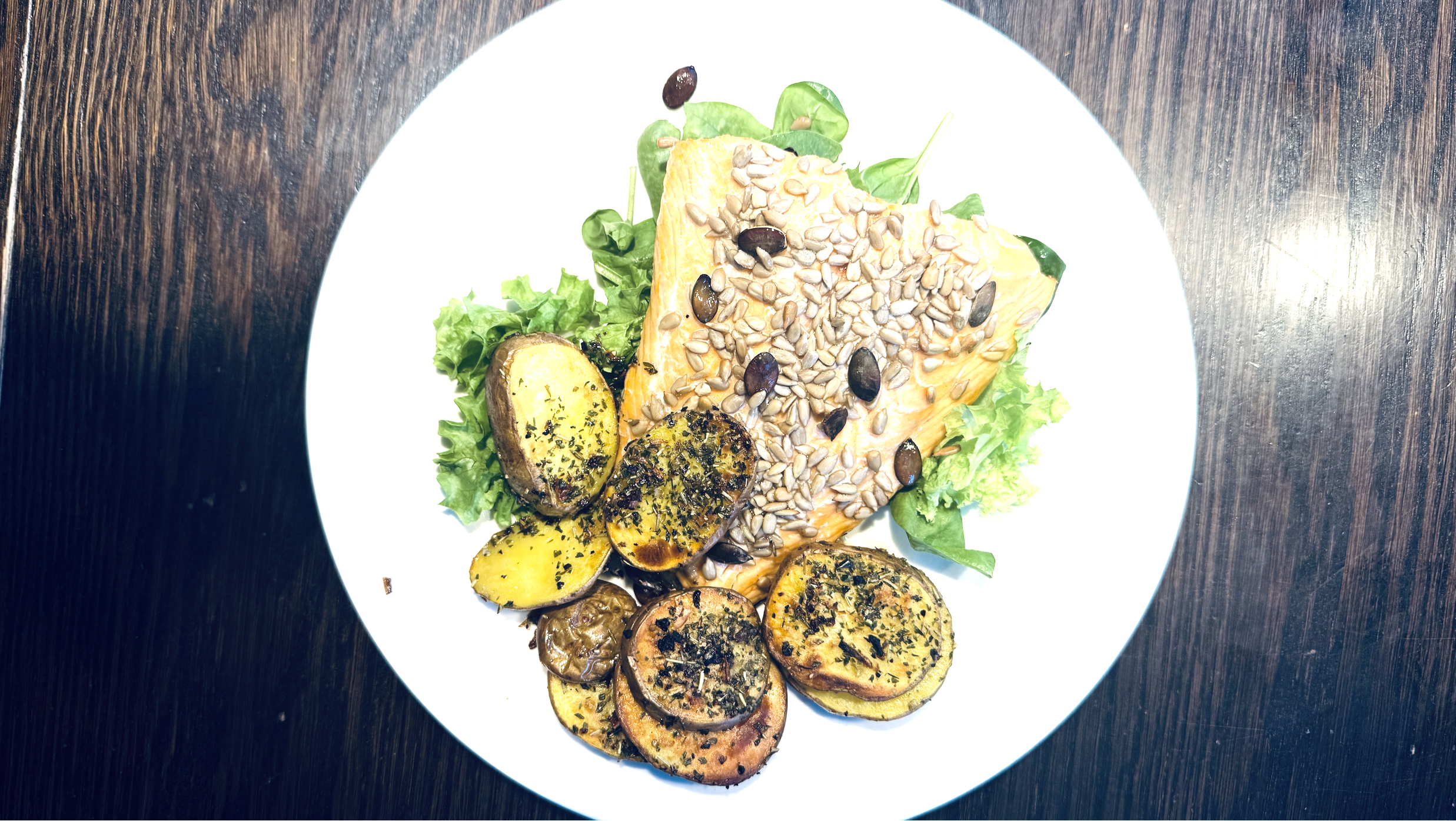 Knuspriger Saatenlachs mit Ofenkartoffeln