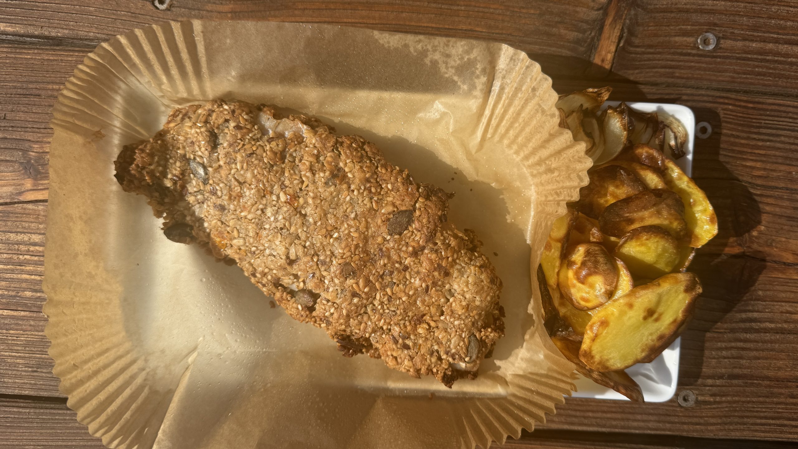 Knuspriger Rotbarsch trifft auf frischen Salat