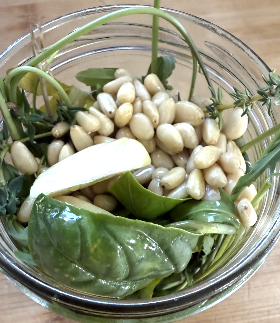 Grüne Garten- Steaksoße aus Kräutern – gesund & zuckerfrei