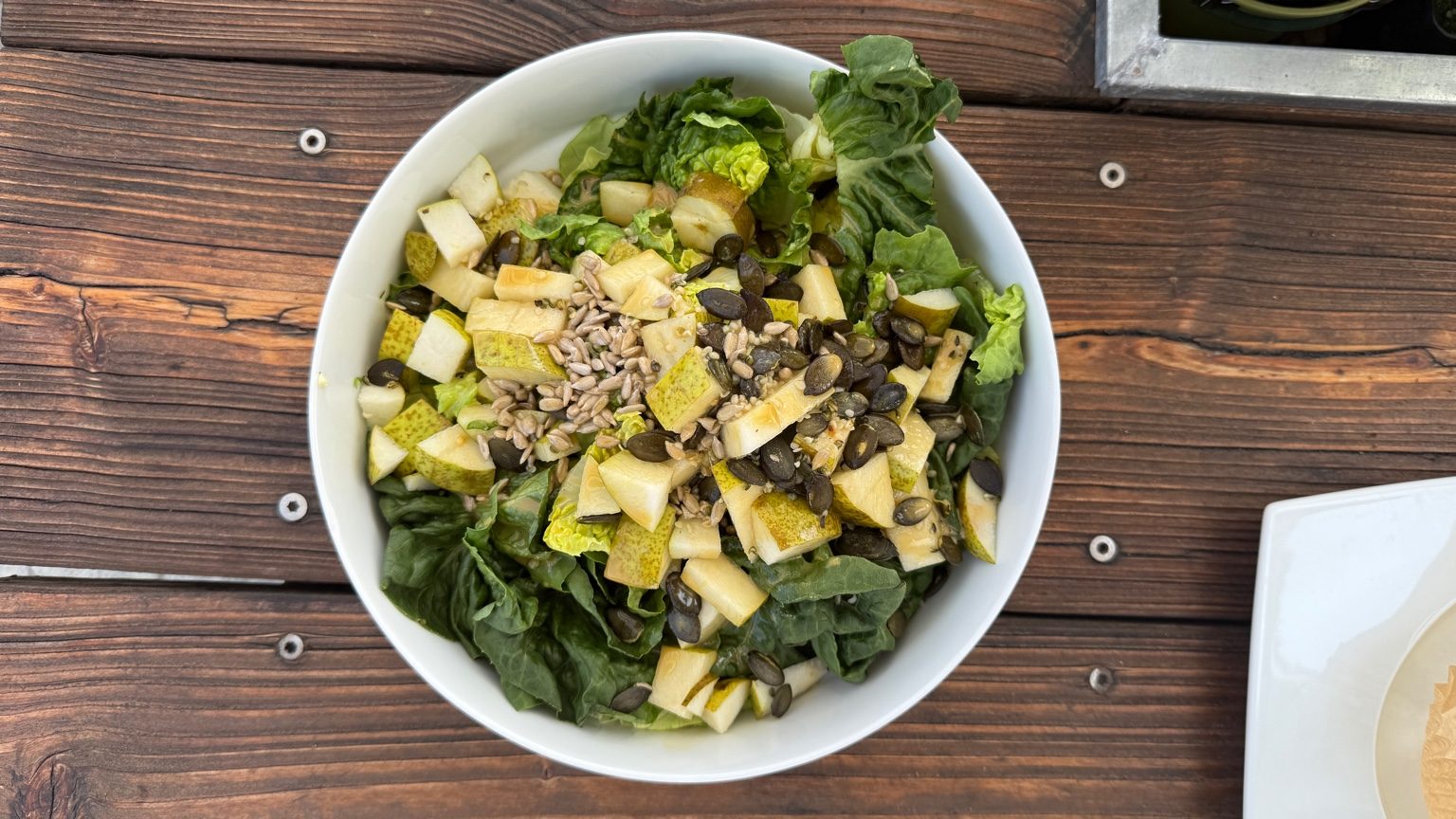 Birnenblattsalat mit Kernen & Ingwer-Dressing