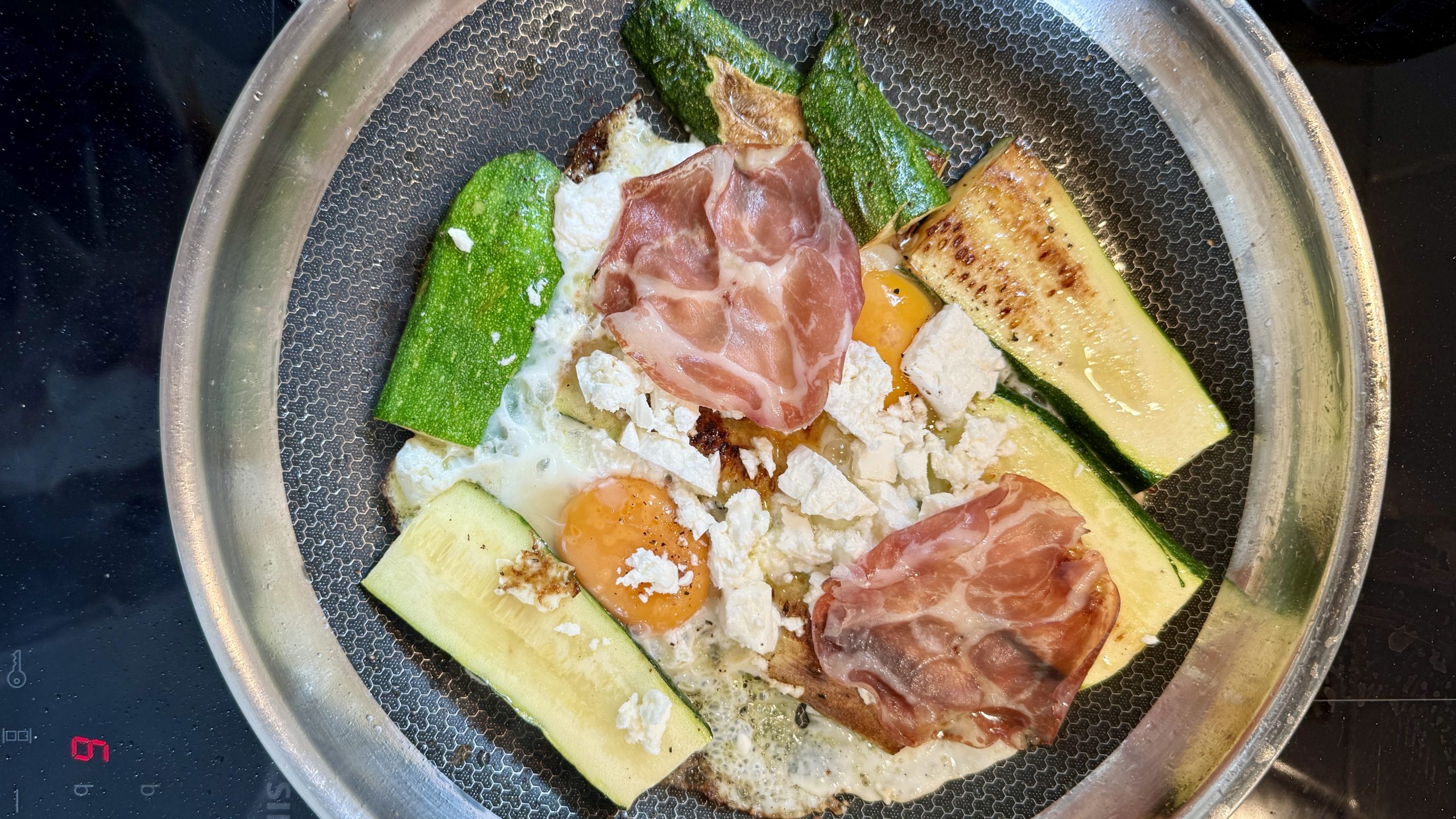 Keto-Power mit Zucchini, Ei & Salat